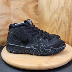 Nike Womens Kyrie 4 Basketball Sneakers